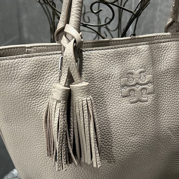 Tory Burch purse EUC light gray, no call outs - Picture 4 of 14